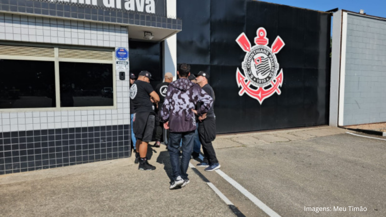 Torcida organizada vai ao CT, cobra elenco e tem conversa com Dorival e Fabinho antes de duelo contra o Ceará
