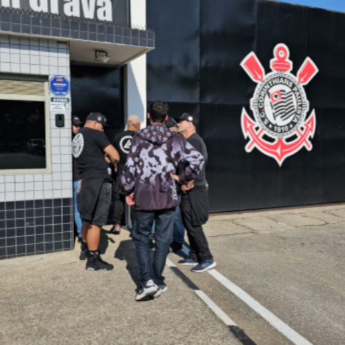 Torcida organizada vai ao CT, cobra elenco e tem conversa com Dorival e Fabinho antes de duelo contra o Ceará