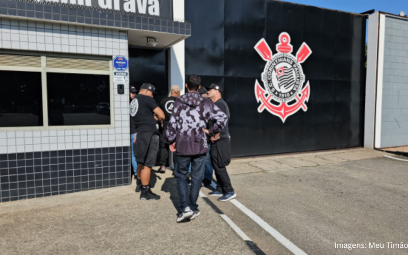 Torcida organizada vai ao CT, cobra elenco e tem conversa com Dorival e Fabinho antes de duelo contra o Ceará